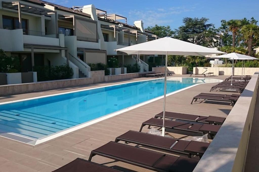 Residence Jesolo Lido Centro Con Piscina Exteriör bild